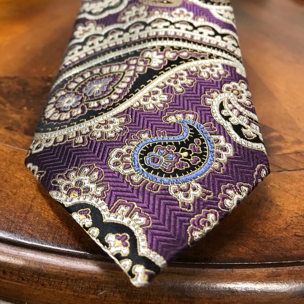 Modern paisley tailored tie